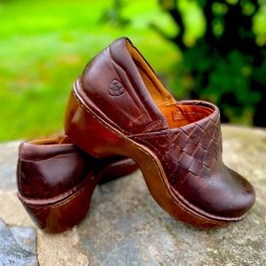 ARIAT beautiful leather clogs